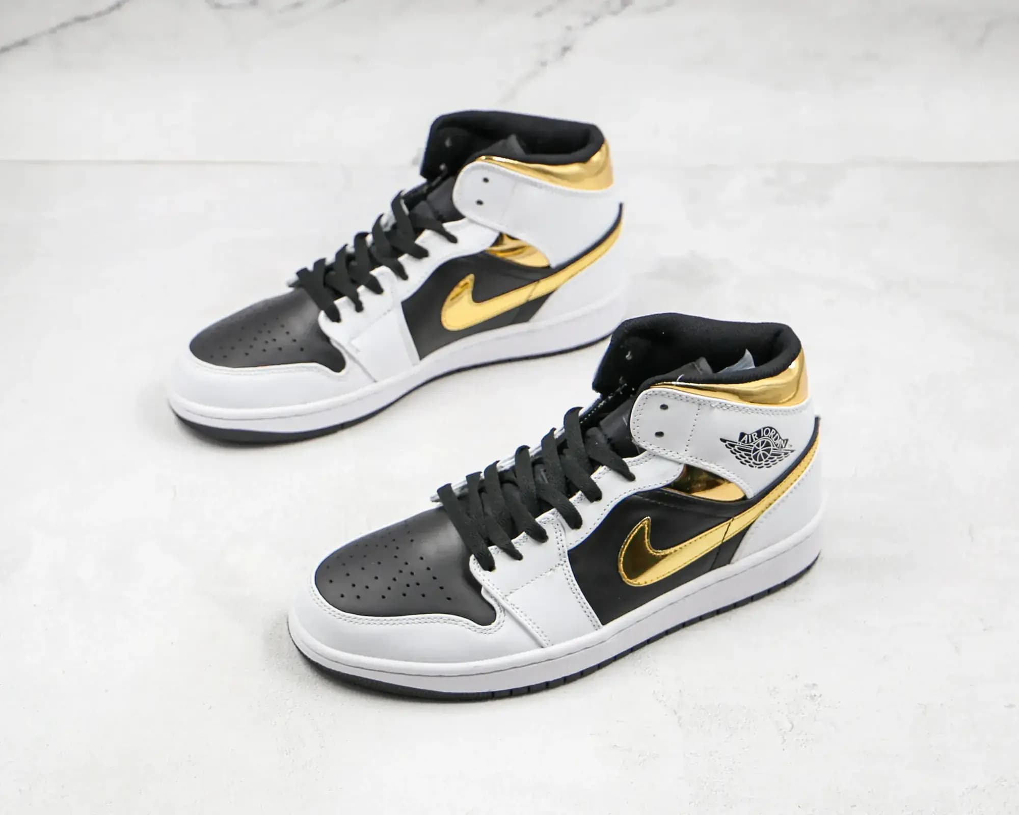 Jordan NIKE Air Jordan 1 Mid — White black gold