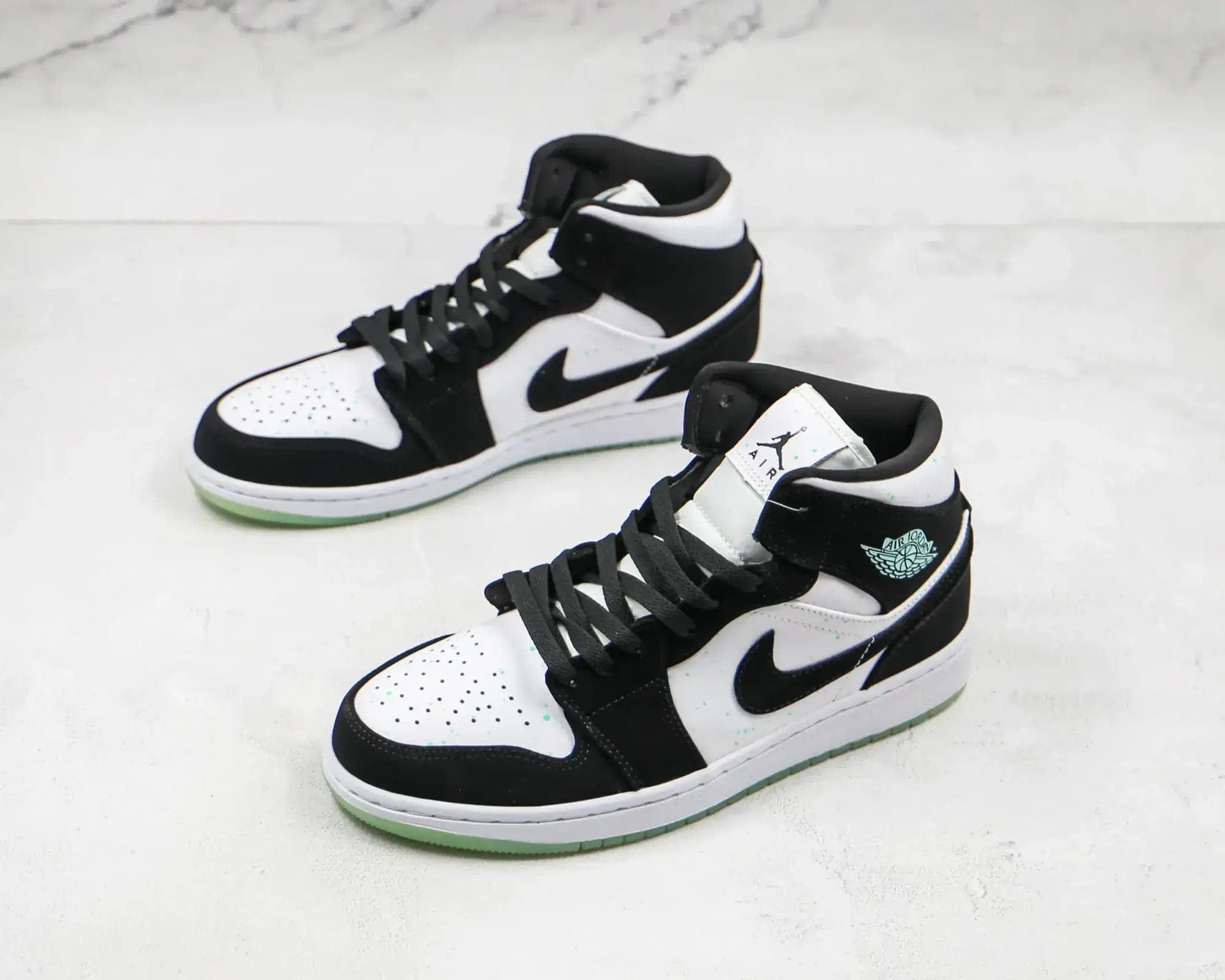 Jordan NIKE Air Jordan 1 Mid Luminous — Panda