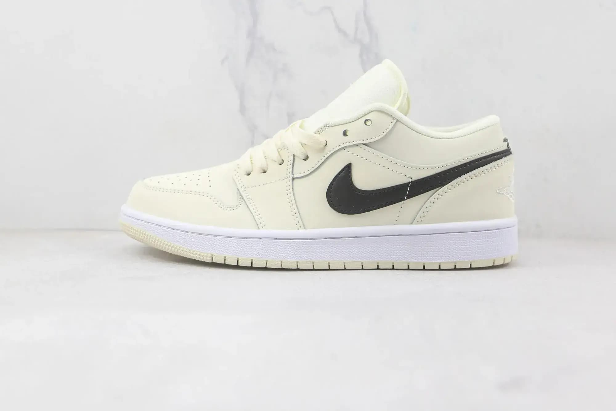 Jordan Nike Air Jordan 1 Low — Beige
