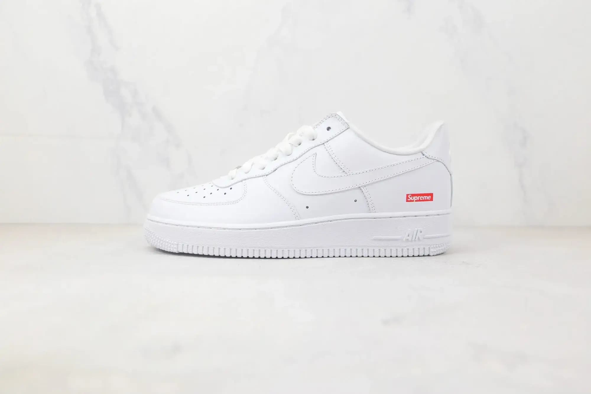 Nike Air Force 1 07 Low — White Supreme