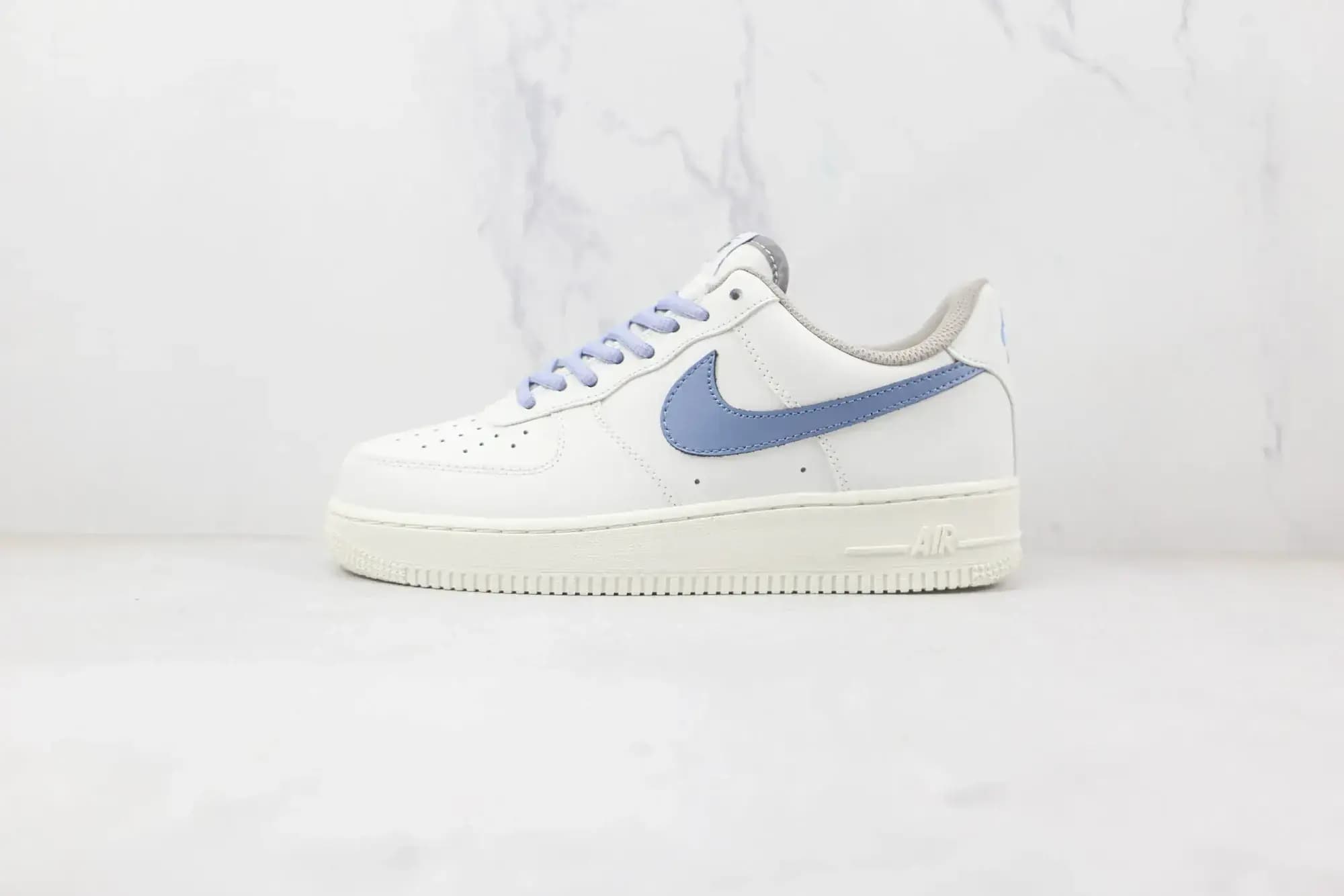 Nike Air Force 1 07 Low — White blue