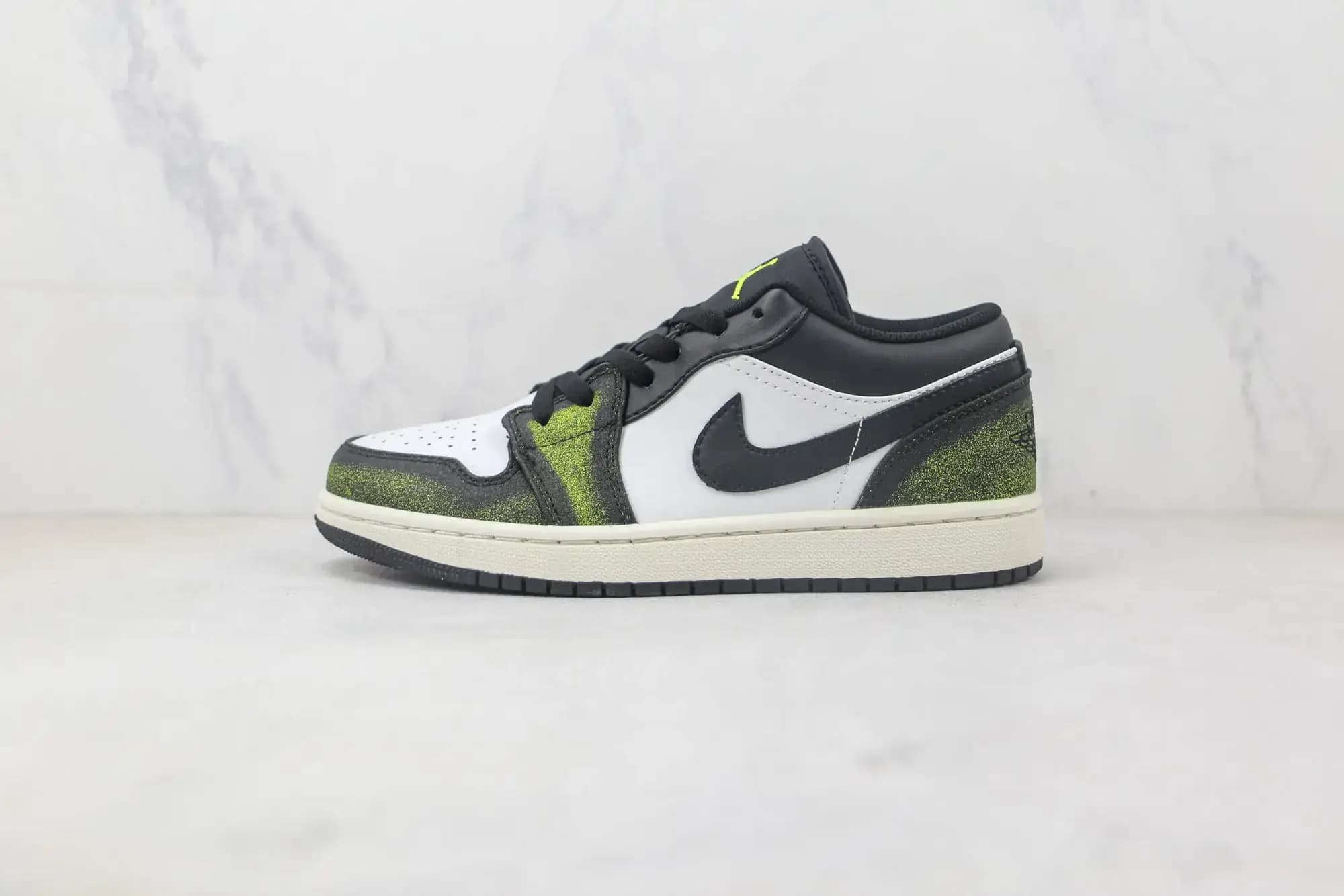 Jordan Nike Air Jordan 1 Low Wear Away Electric — Green
