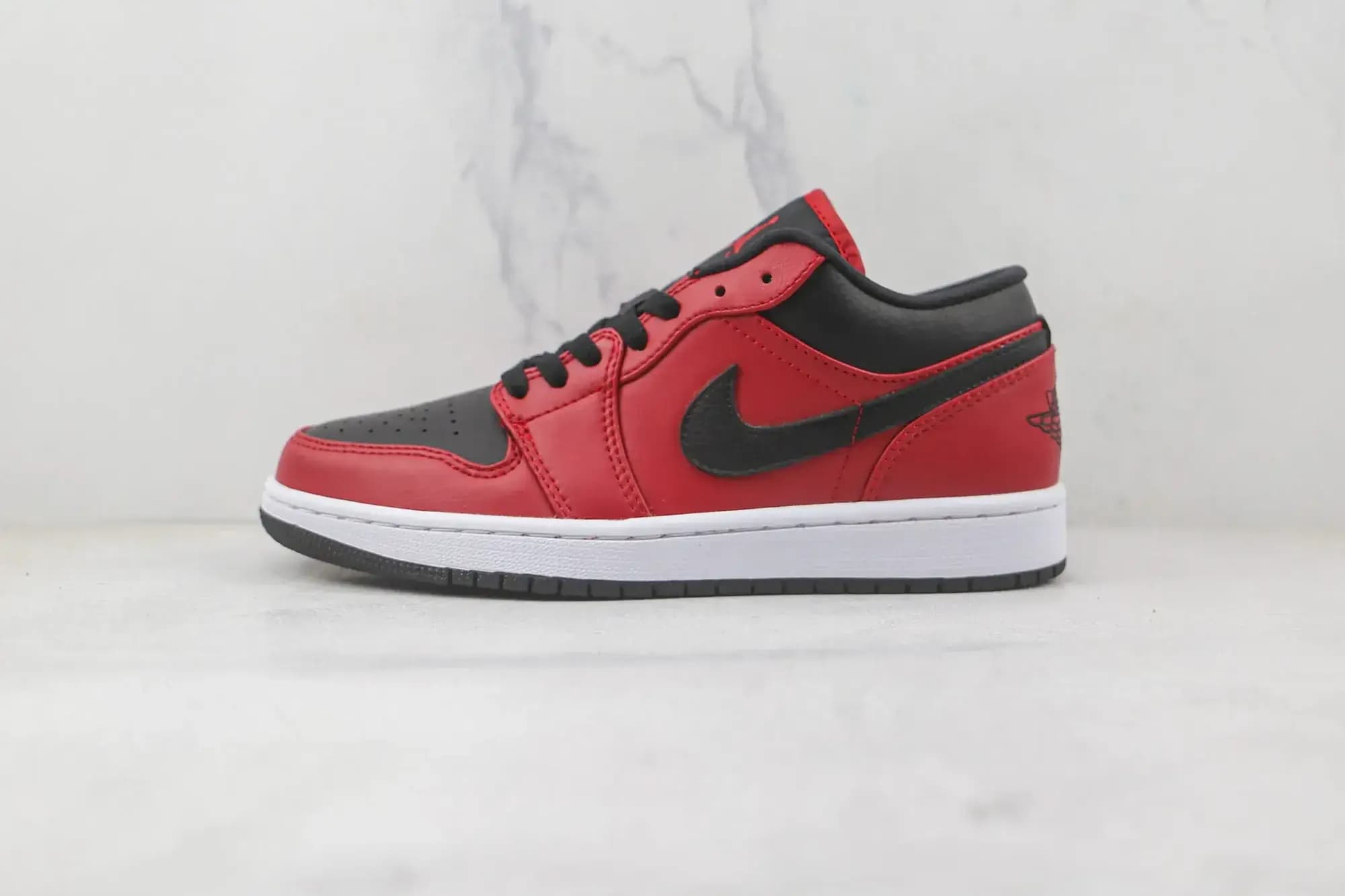 Jordan Nike Air Jordan 1 — Red Black