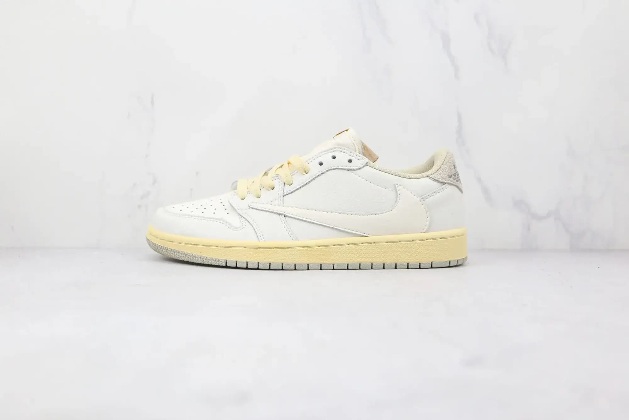 Jordan NIKE Air Jordan 1 Low Barb — Beige